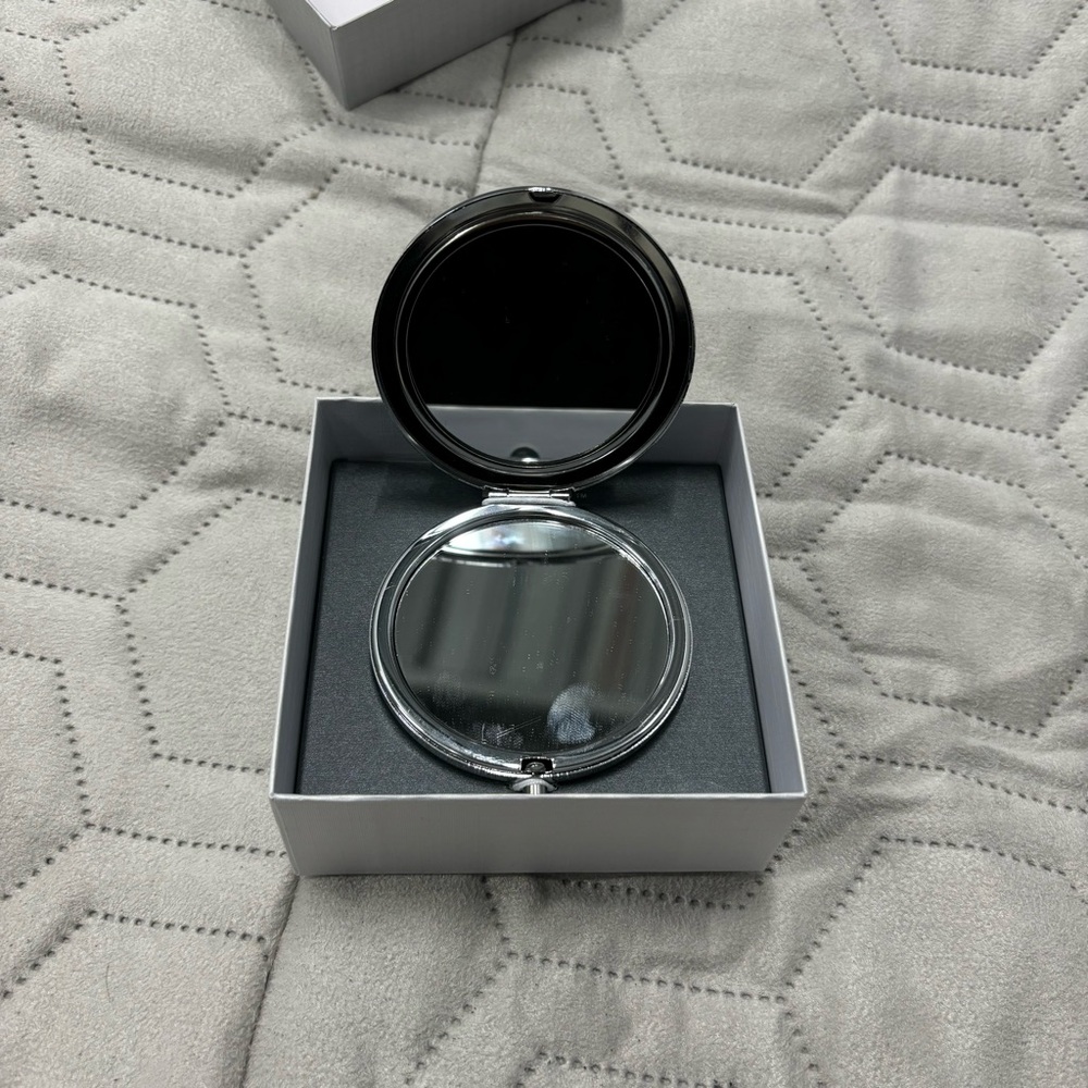 Mixit Daisy Compaxt Mirror‎ New In Box